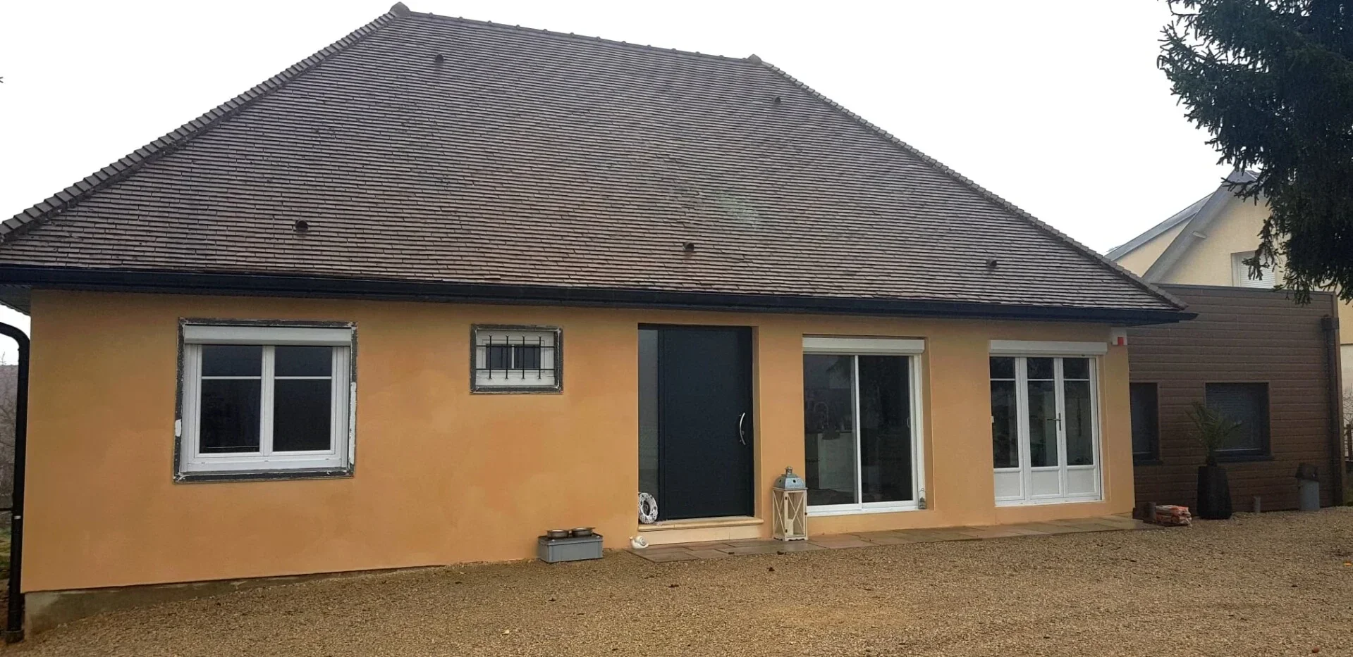 Extension de maison en ossature bois à Meursault avec bardage et baies vitrées.