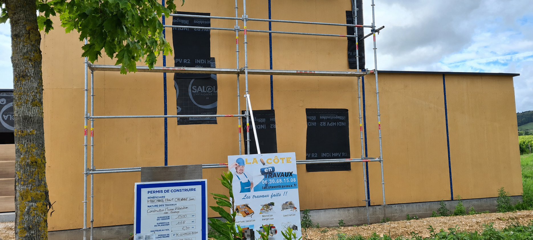 Façade d’une maison bois en cours d’isolation et de finition dans les Hautes-Côtes de Beaune