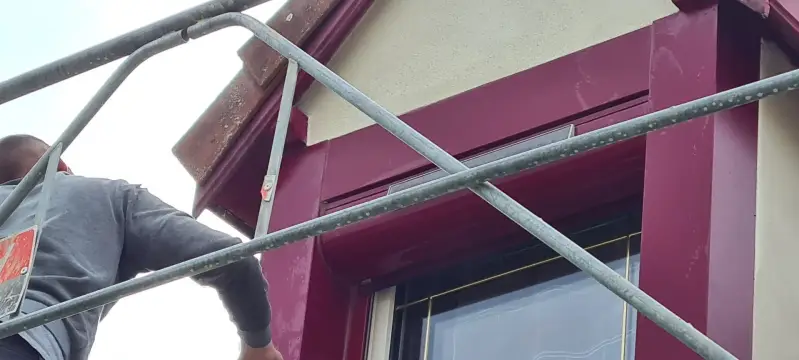 Détail des finitions sur une lucarne de toiture rénovée à Saint-Bernard après reprise des habillages extérieurs.