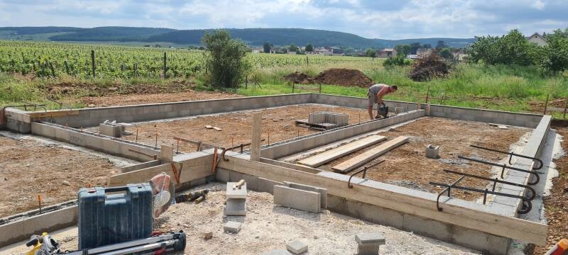 Fondations en cours pour une maison ossature bois dans les Hautes-Côtes de Beaune.