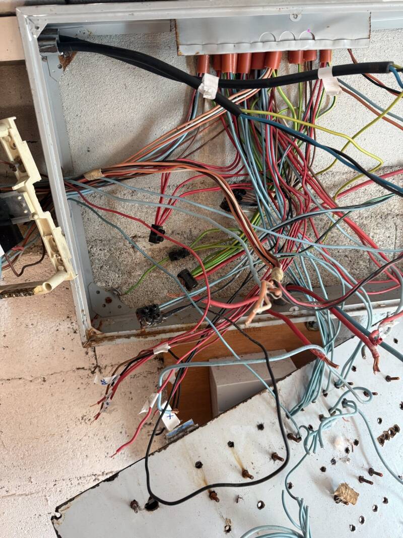 Câblage en cours de reprise pour la rénovation du tableau électrique à Nuits-Saint-Georges.