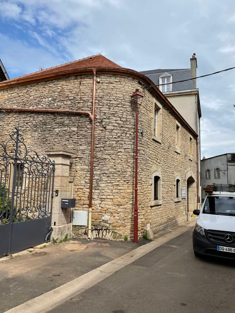 Maison en pierre avec toiture rénovée à Nuits-Saint-Georges
