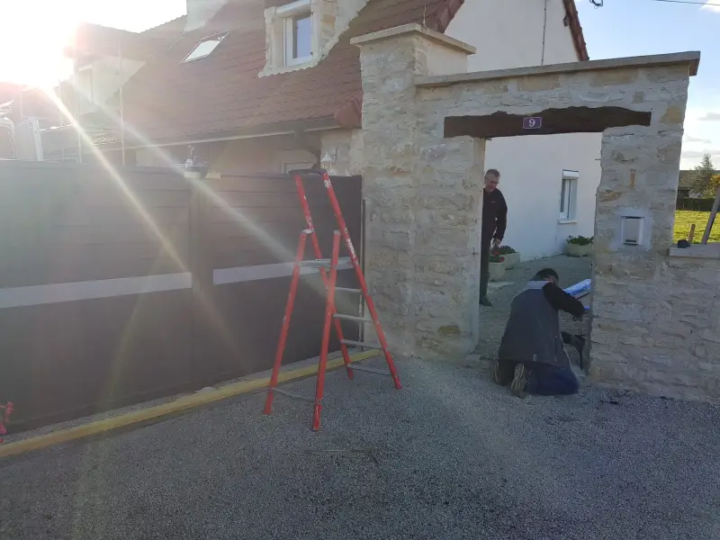 Installation d’un portail noir par un artisan local autour de Beaune