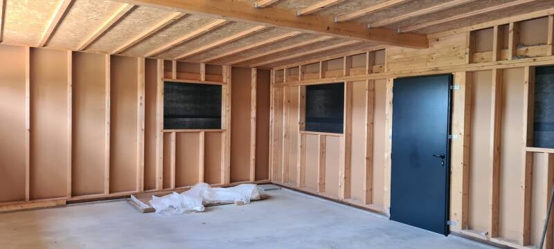 Vue intérieure d’une maison ossature bois en cours de construction dans les Hautes-Côtes de Beaune.