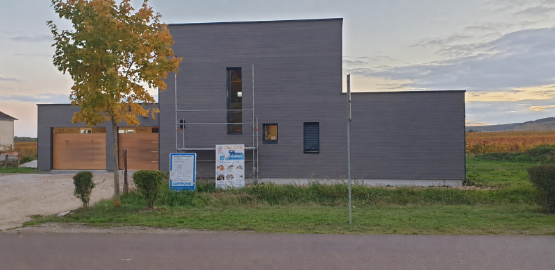 Maison ossature bois contemporaine terminée dans les Hautes-Côtes de Beaune avec bardage extérieur.