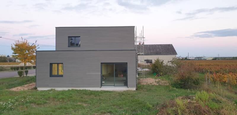 Vue arrière d’une maison bois terminée dans les Hautes-Côtes de Beaune en Côte-d’Or.