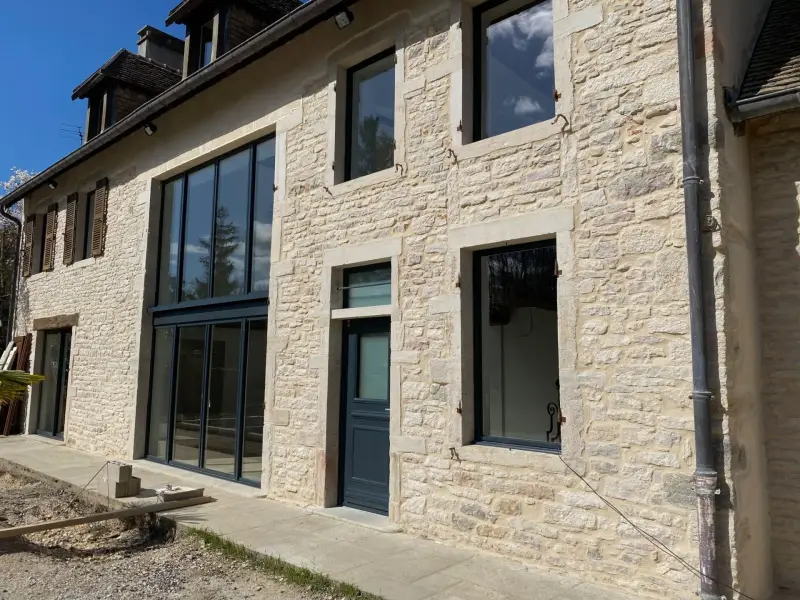Maison en pierre rénovée avec menuiseries aluminium modernes près de Beaune.