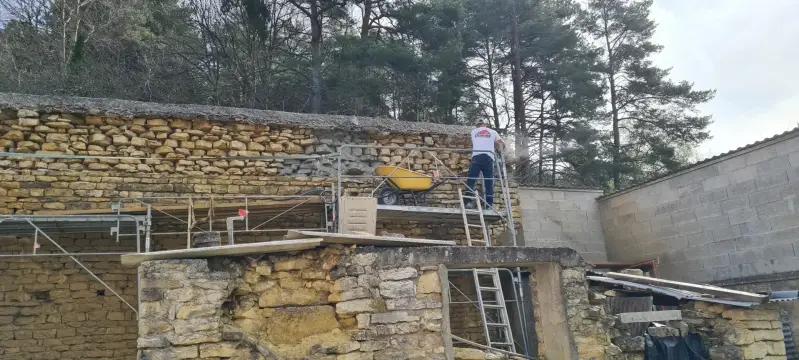 Mur en pierre à Ségrois avant rénovation avec parties anciennes à reprendre.