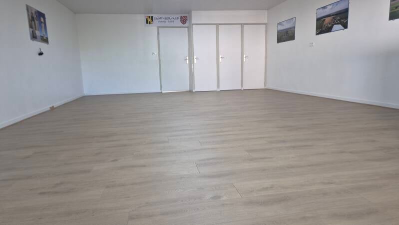 Nouveau parquet posé dans la salle de la mairie de Saint-Bernard.
