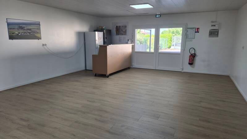 Salle de la mairie de Saint-Bernard après rénovation du sol.