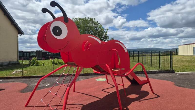 Remise en peinture d’une structure de jeux pour enfants à Saint-Bernard près de Nuits-Saint-Georges