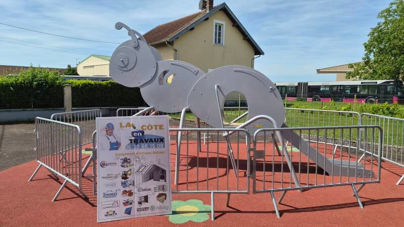 Chantier de remise en peinture de l’aire de jeux à Saint-Bernard par La Côte en Travaux