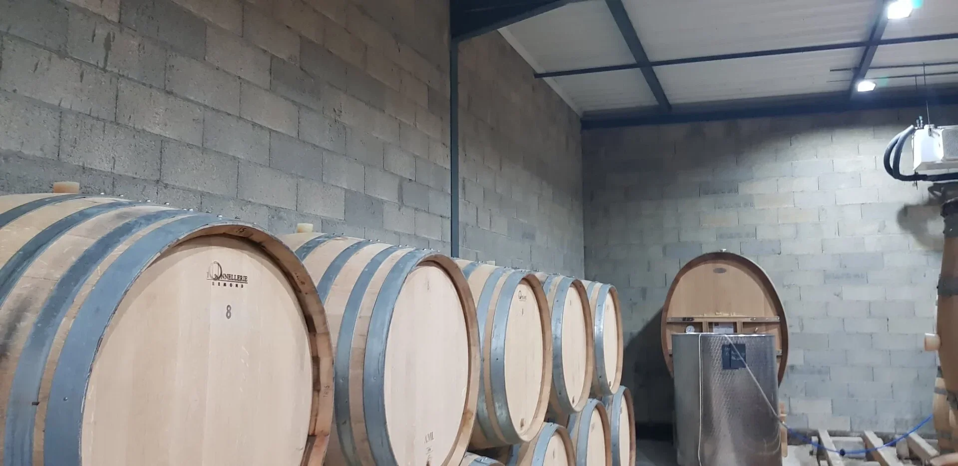 Tonneaux entreposés dans la cuverie rénovée à Meursault.