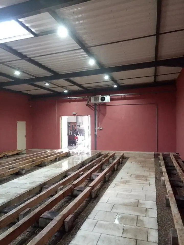 Travaux de rénovation d’une cuverie à Meursault avec reprise du sol et installation d’un système de ventilation.