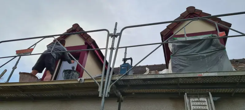 Rénovation de deux lucarnes en toiture à Saint-Bernard avec intervention des artisans sur échafaudage.