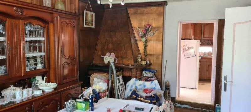 Avant rénovation à Saint-Bernard : ancien espace cheminée et salle à manger avant modernisation complète de la pièce de vie.