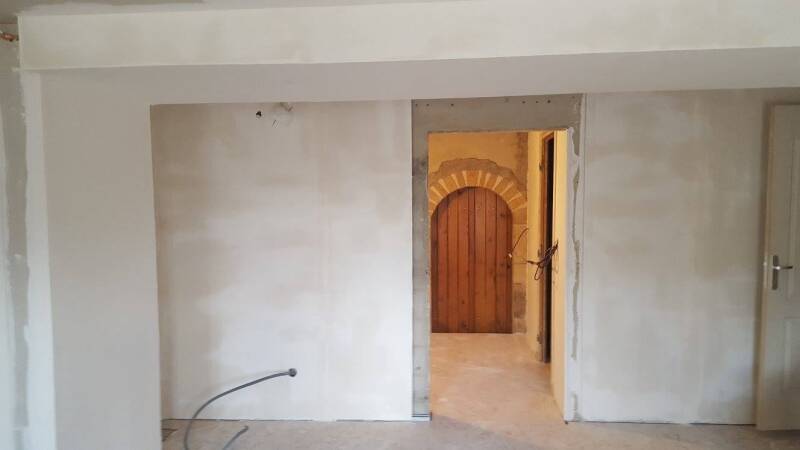 : Travaux de rénovation intérieure en cours à Corgoloin avec préparation des cloisons et restructuration de l'espace.