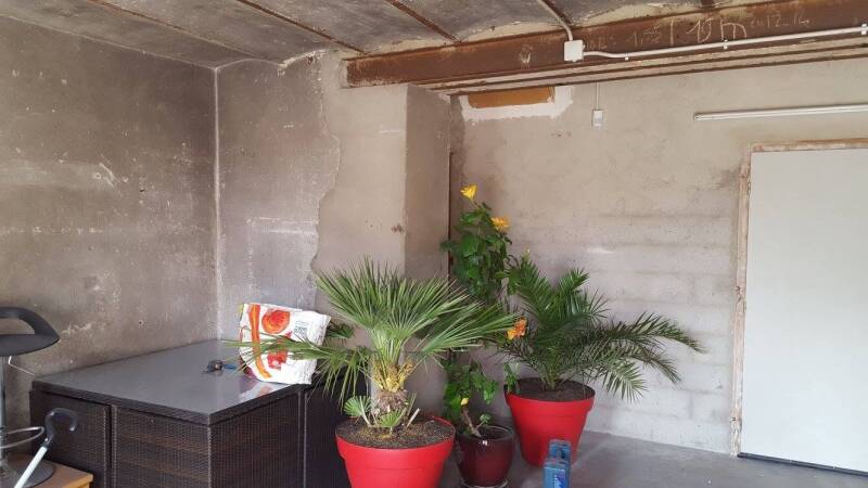 Avant rénovation à Corgoloin : pièce brute avec murs non finis avant aménagement intérieur complet.