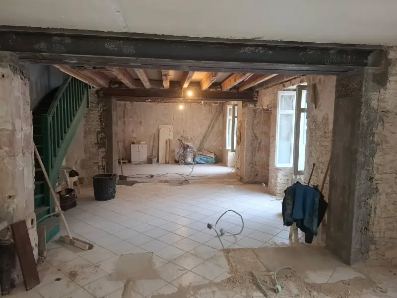 Ouverture intérieure avec pose d’une poutre métallique dans une maison ancienne à Auxey-Duresses