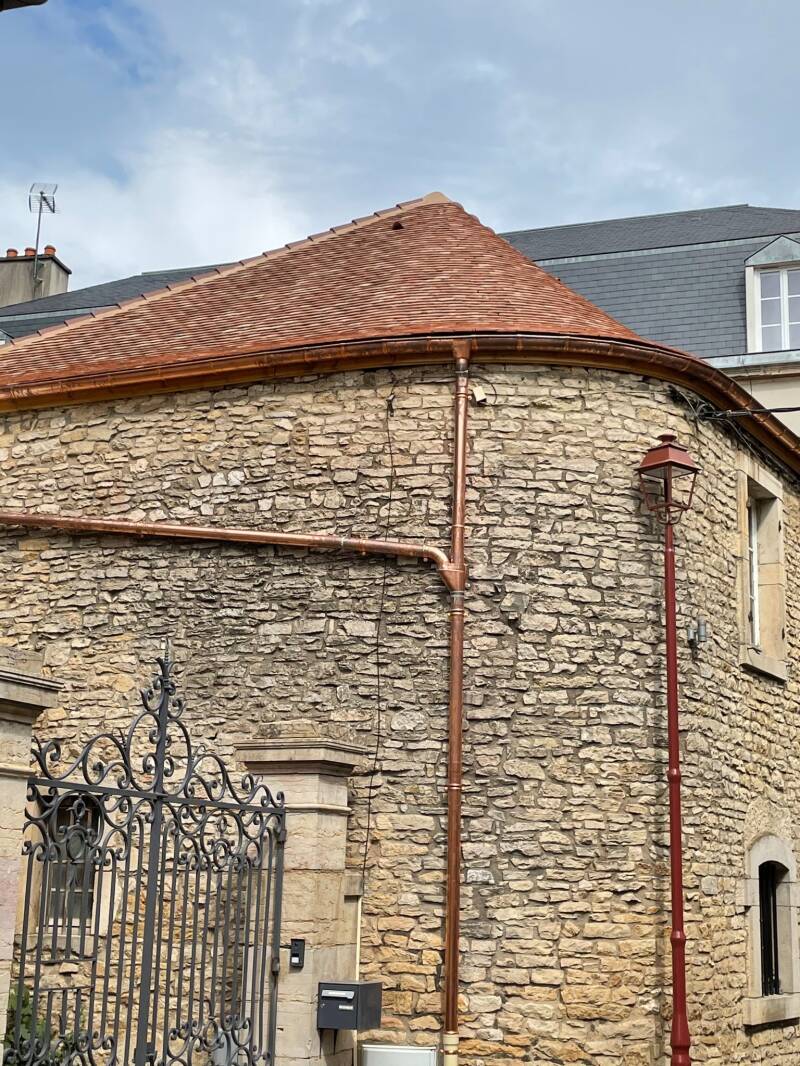 Toiture rénovée avec gouttières et descentes en cuivre à Nuits-Saint-Georges