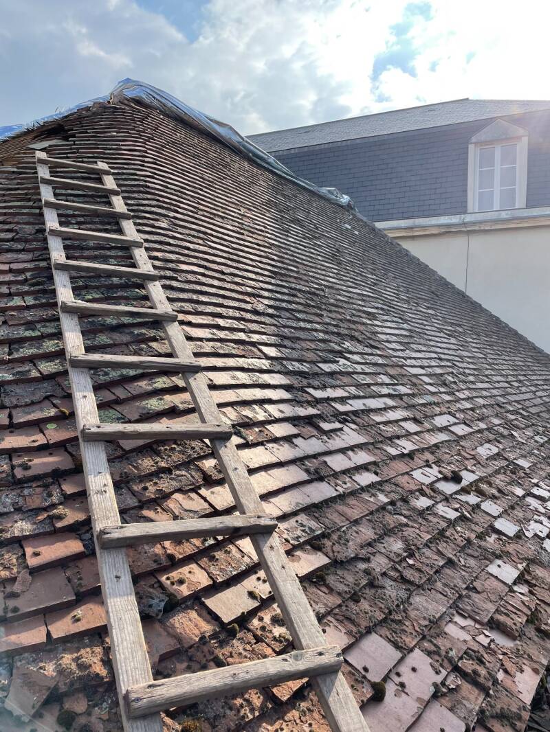 Ancienne toiture en tuiles dégradées avant rénovation à Nuits-Saint-Georges