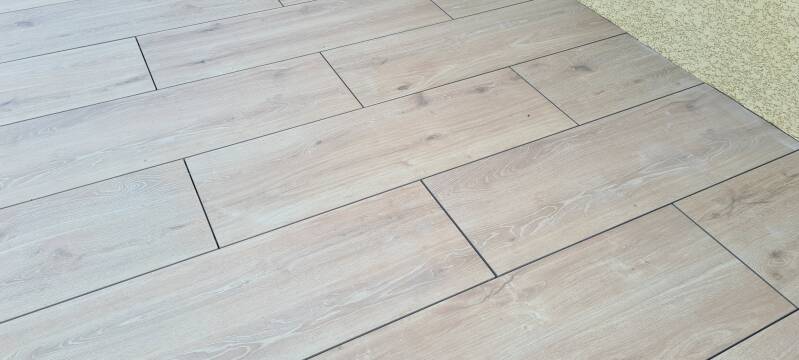 Détail du revêtement de terrasse effet bois posé à Argilly en Côte-d’Or