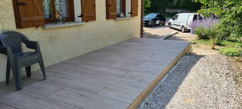 Terrasse extérieure terminée avec revêtement effet bois à Argilly 21700