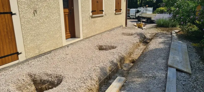 Préparation du sol avant réalisation d’une terrasse à Argilly en Côte-d’Or