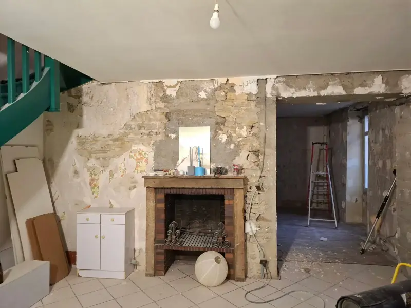 Travaux intérieurs dans une maison ancienne à Auxey-Duresses avec cheminée et murs à rénover