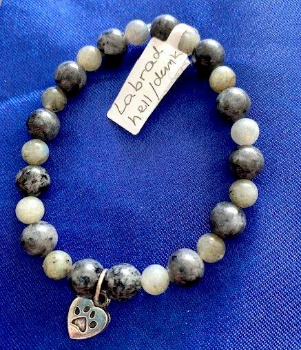 Amband mit dem Heilstein Labradorit und einem Herz-Anhänger mit Tier-Tatze eingraviert