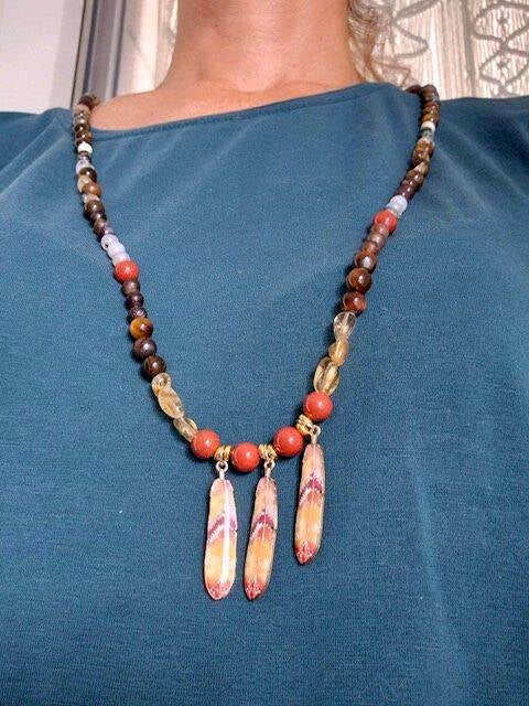 Mala mit Heilsteinen und drei kleinen Federn als Kette getragen