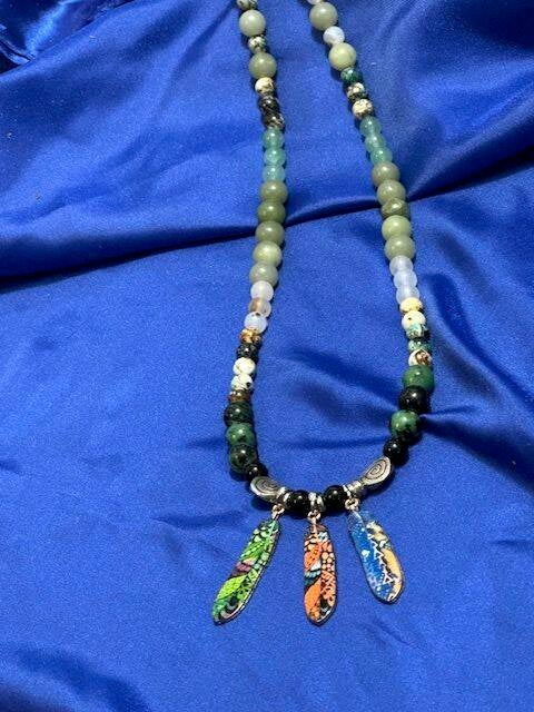 Mala mit drei bunten Federn, Spiralen und Heilsteinen