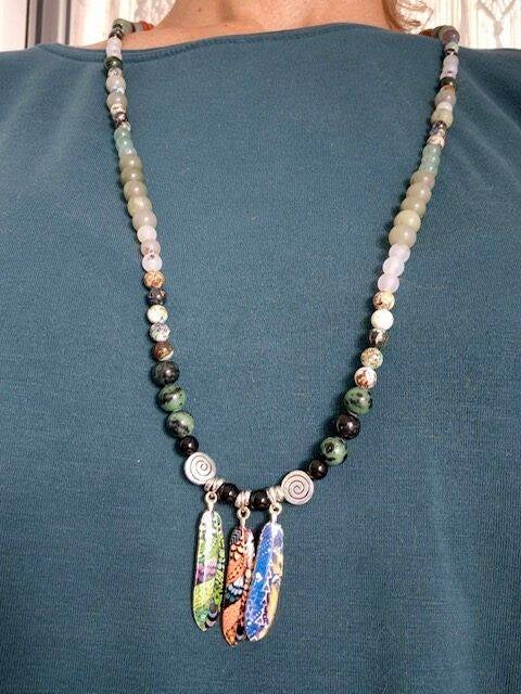 Mala mit Heilsteinen und drei bunten Federn und Spiralen  als Kette getragen