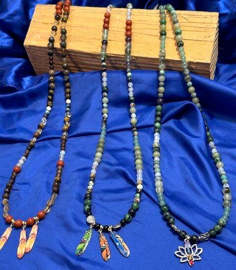 Drei Malas mit Heilsteinen . Eine mit Lotus und zwei mit Federn