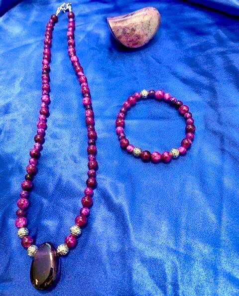 Halskette und Armbeand mit dem Heilstein Sugilith