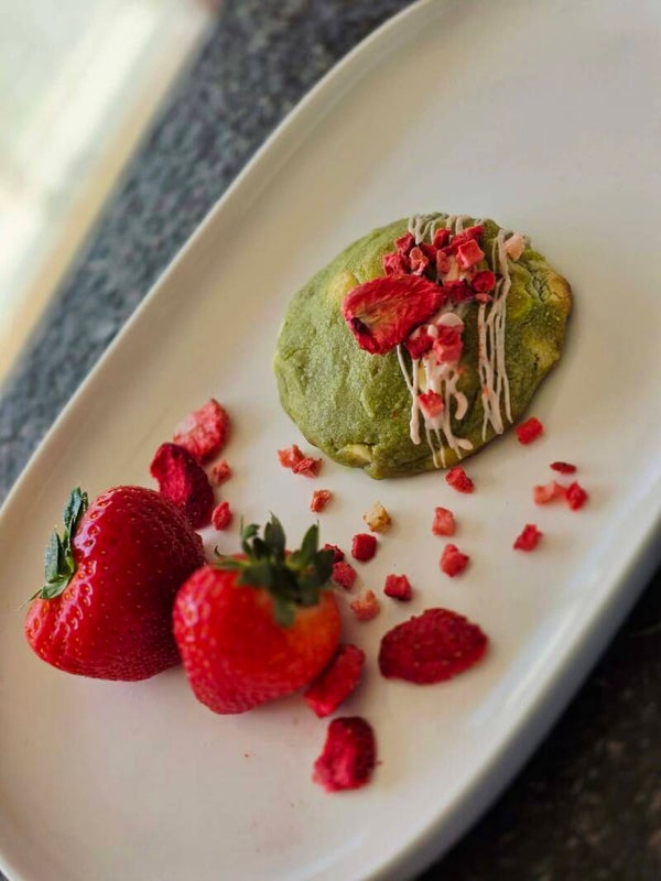 Matcha met aardbeivulling.