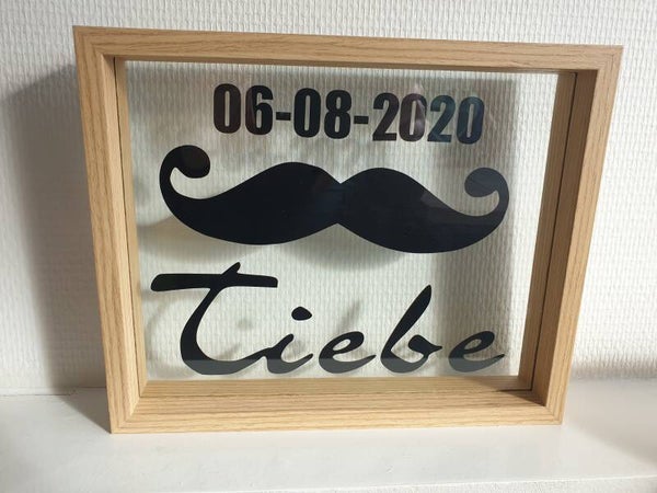 Houten lijst met naam en geboortedatum