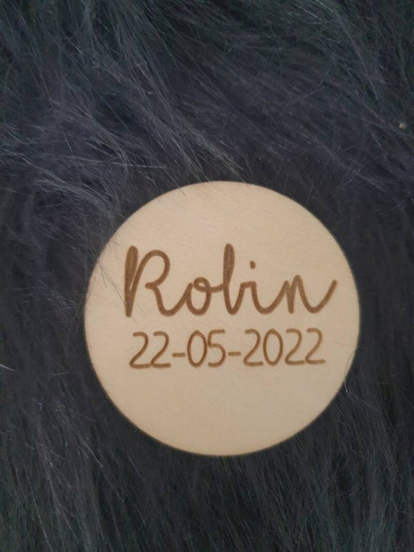 Houten magneet met naam gepersonaliseeerd