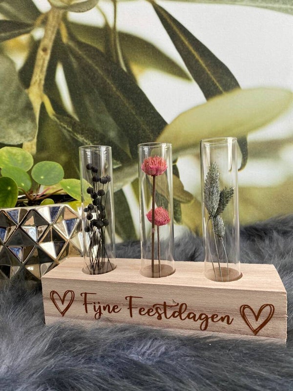 Houten blok met reageerbuisje met droogbloemen: Fijne Feestdagen
