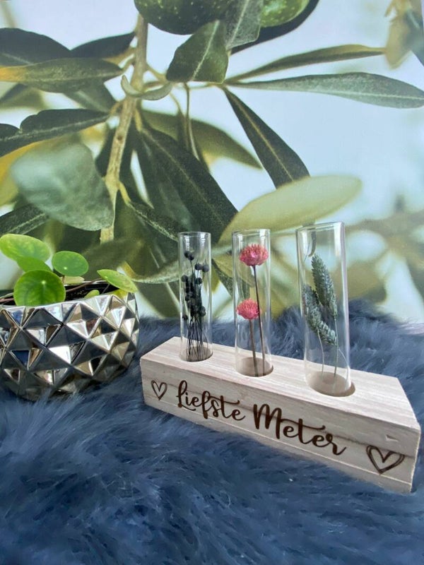 Houten blok met reageerbuisje met droogbloemen Meter