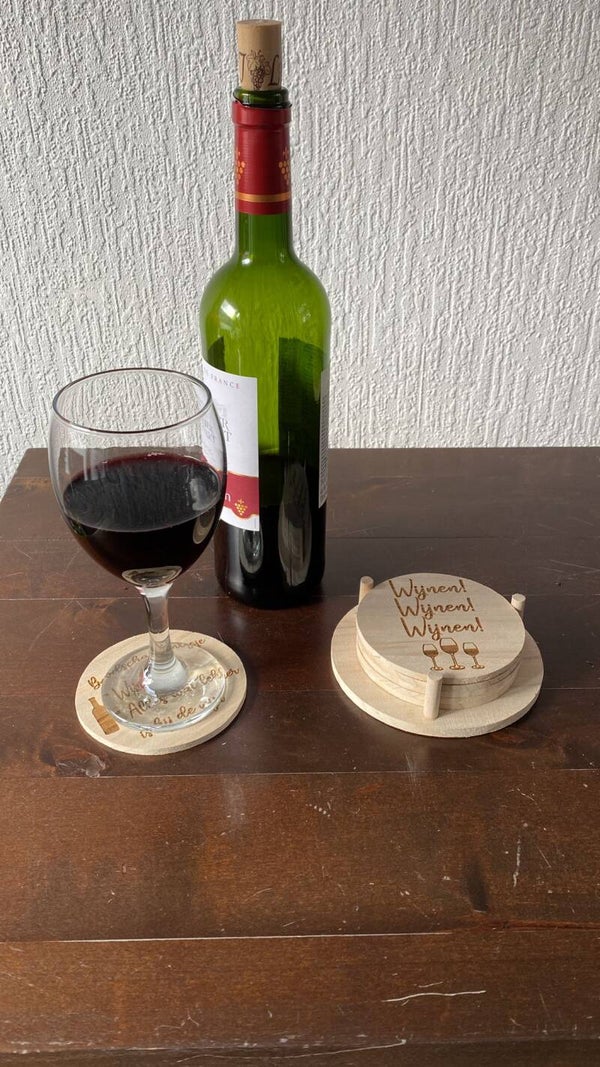 Houten onderzetters met Wijn quotes