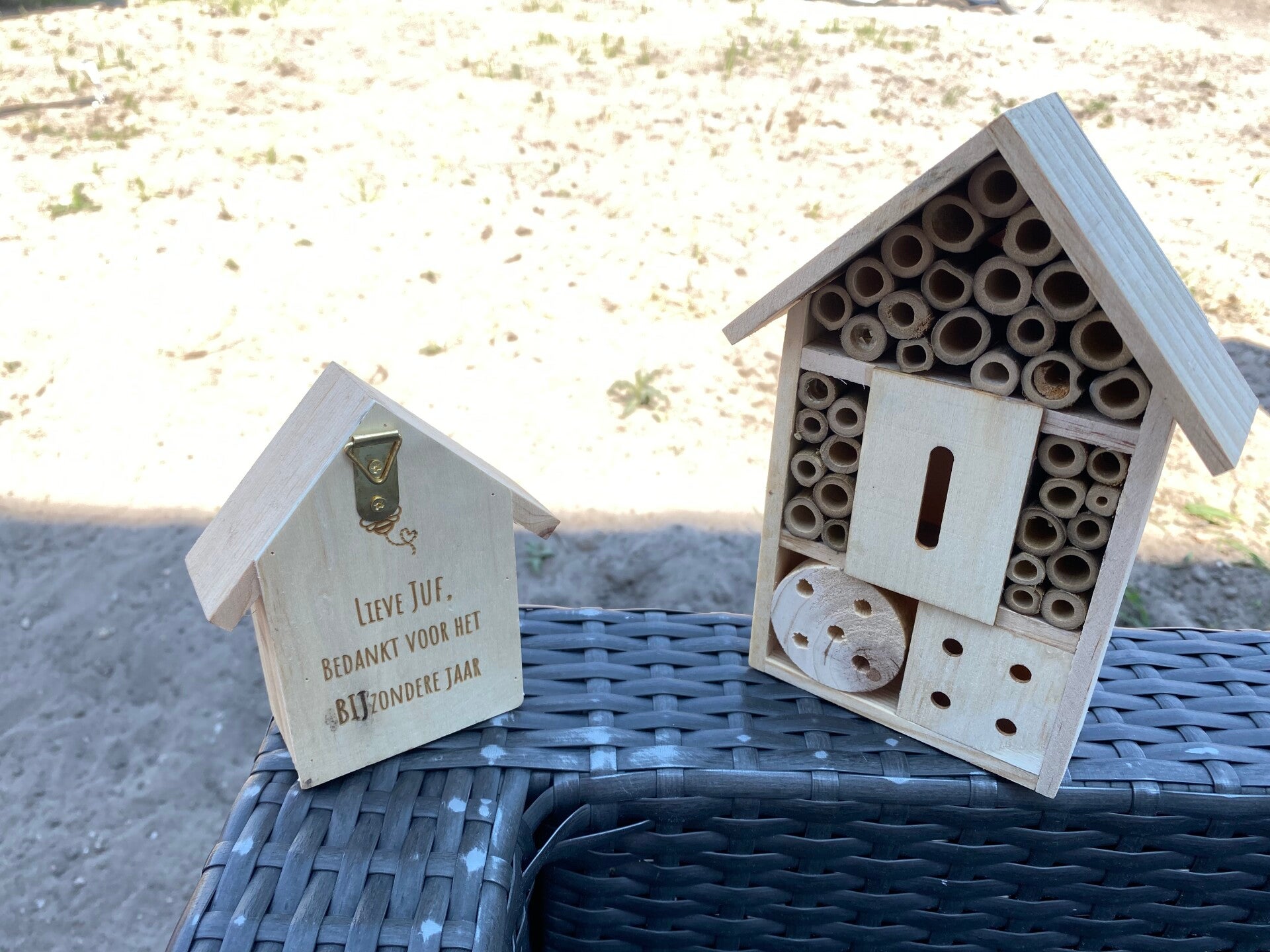 Insectenhotel met tekst: Juf Bedankt voor het BIJzondere jaar.