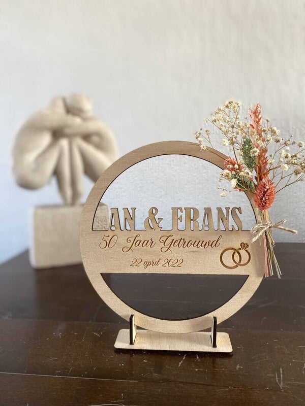 tekst cirkel met naam en tekst houten standaard