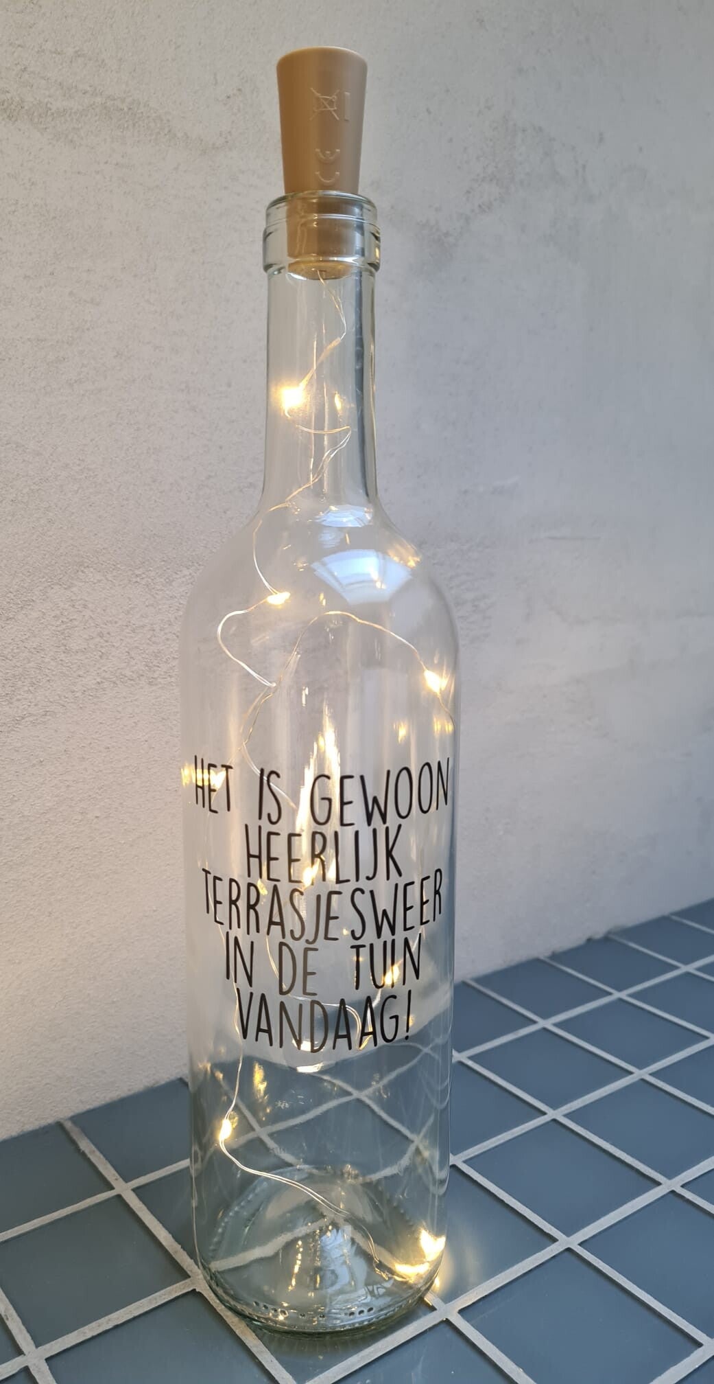 Lichtfles met tekst "het is vandaag terrasjes weer in de tuin..."