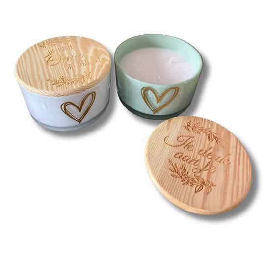 Kaars met houten deksel met namen?