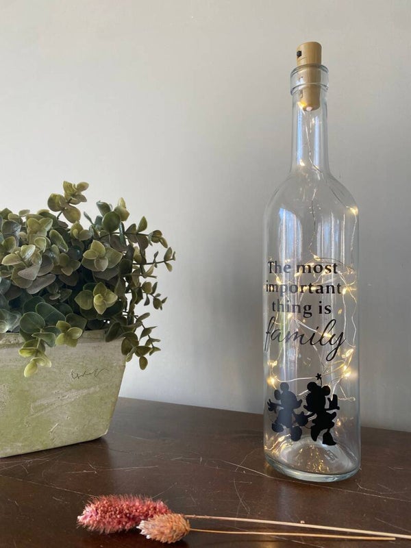 Lichtfles met tekst: "The most important thing is family"