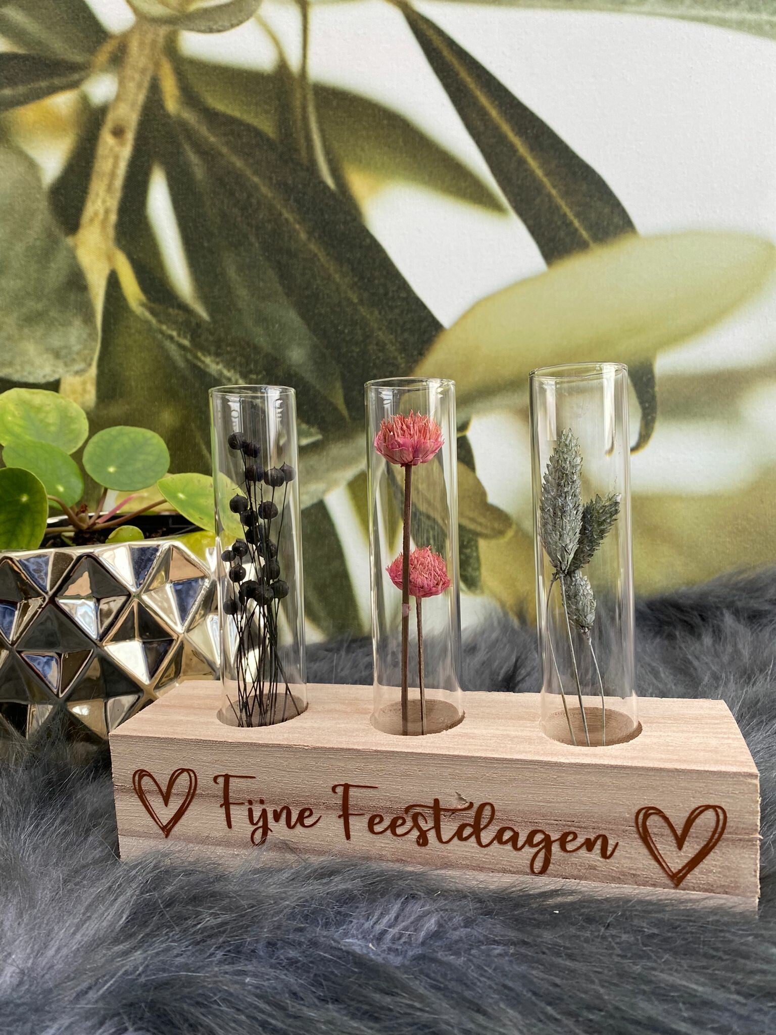 Houten blok met reageerbuisje met droogbloemen: Fijne Feestdagen