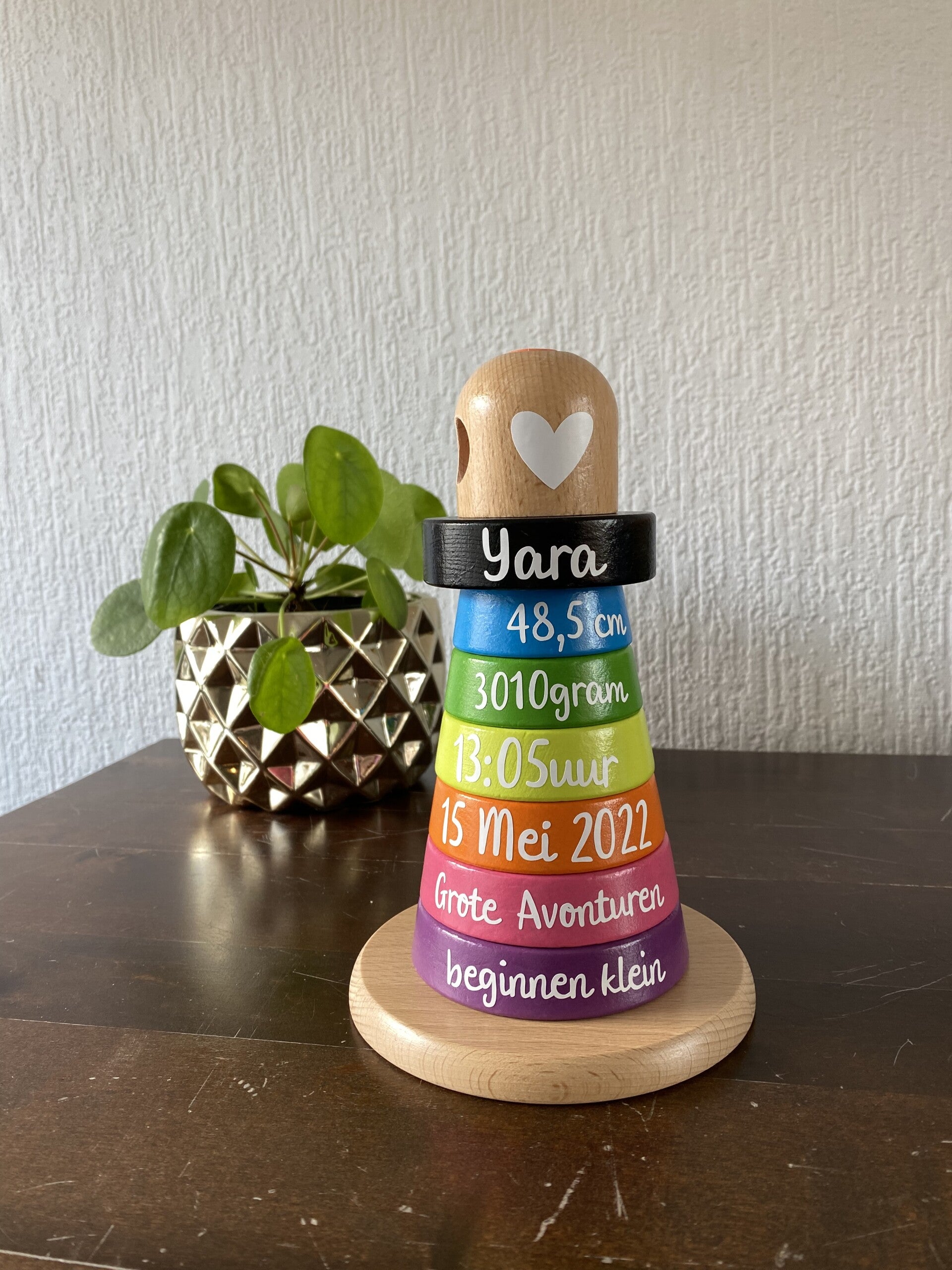 Houten blokken stapeltoren met geboortegegevens gepersonaliseerd