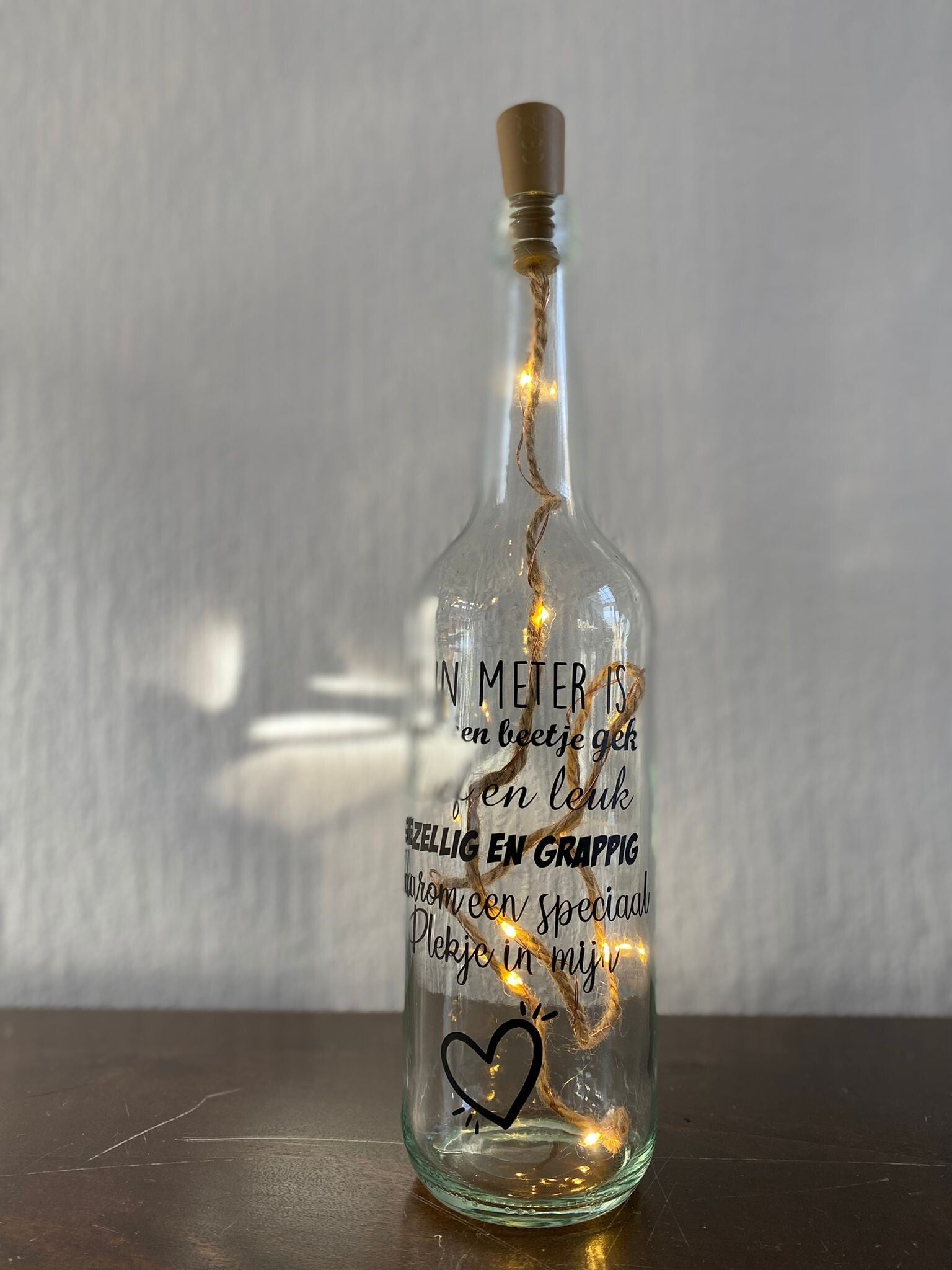 Lichtfles met tekst:"Een Meter is een beetje gek, lief leuk grappig en daarom een speciaal plekje in mijn hart"