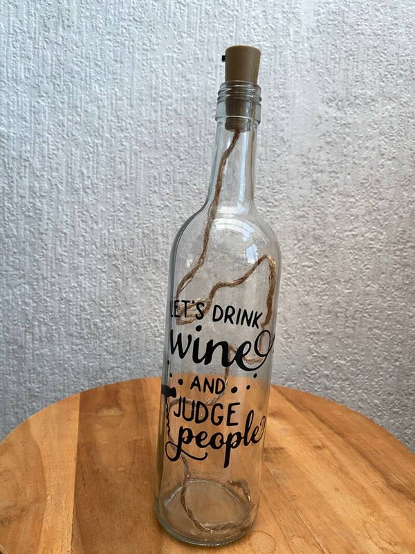 Lichtfles met tekst:"Let's drink wine and judge people"